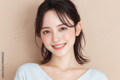 柔らかな笑顔の若い女性によるナチュラルビューティーポートレート