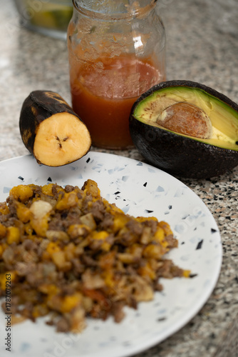 receta de carne molida con ingredientes de plátano macho con aguacate y salsa roja