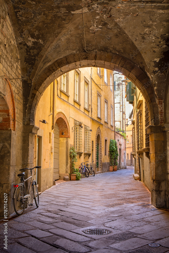 Obraz premium Narrow, cobblestone alley in Lucca, Italy 