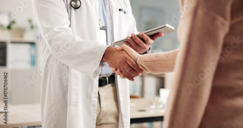 Foto Doctor, patient or handshake in office with tablet for healthcare assessment, welcome or appointment