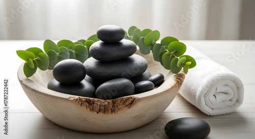 Smooth black stones nestled in white bowl with fresh mint — Digital detox wilderness retreat for spa rituals and sensory calm Stock royalty free