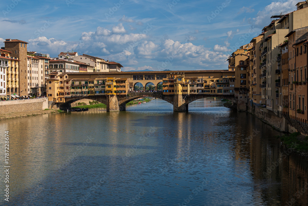 Fototapeta premium ponte vecchio in florence Italy in sunny day