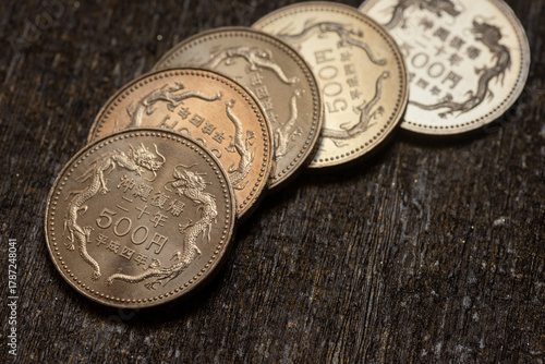 Cuadro en lienzo 500 yen dragon coins on rustic wood