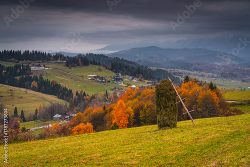 Fototapeta Naklejka Na Ścianę i Meble -  autumn landscape in the mountains