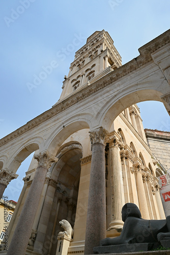 Sphinx et arches du palais de Dioclétien avec le clocher de la Cathédrale Saint-Domnius de Split au second plan