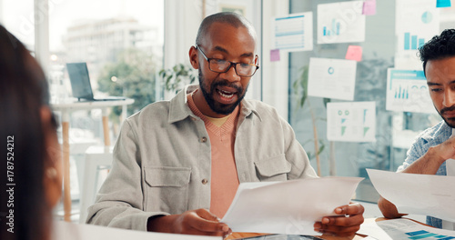 Foto Business, people or meeting with paperwork in office for campaign oversight, KPI stats or feedback