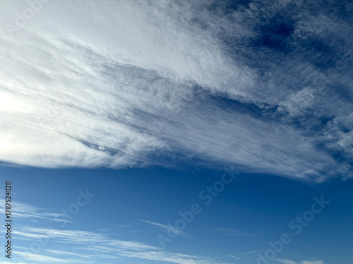 空の写真　青空と薄い白い雲（11月上旬撮影）２
