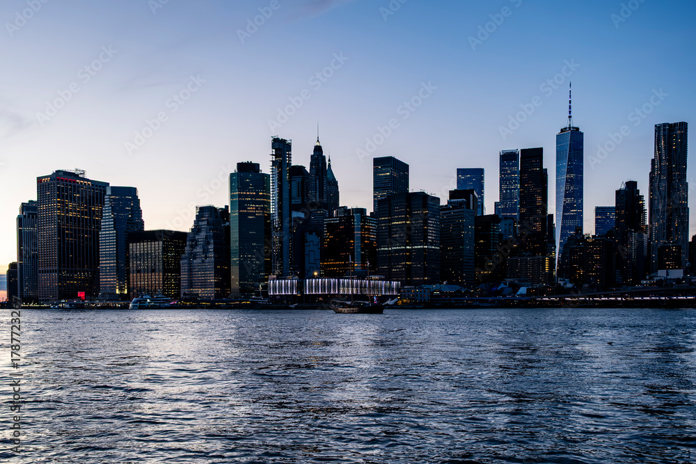 Obraz premium Manhattan downtown financial district across east river at sunset