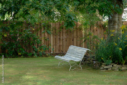 Palissade en bois, Massif en pierre séche, Banc de jardin en bois blanc, Pelouse en automne, Verge d'or, Solidago spp, Jardin Malik, Plélan le Petit, 22, Côtes-d'Armor, France