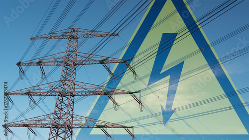 Strommast mit Hochspannungsleitung und Elektrosymbol im Hintergrund