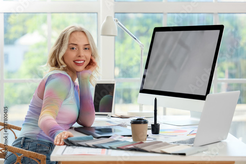 Female interior designer wo...
