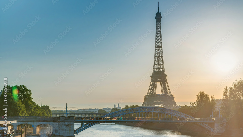 Fototapeta premium Eiffel Tower sunrise timelapse with boats on Seine river and in Paris, France.