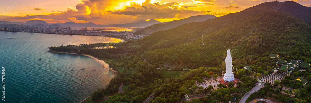 Obraz premium Panoramic Aerial View Of Lady Buddha Statue And Da Nang Coastline At Sunset