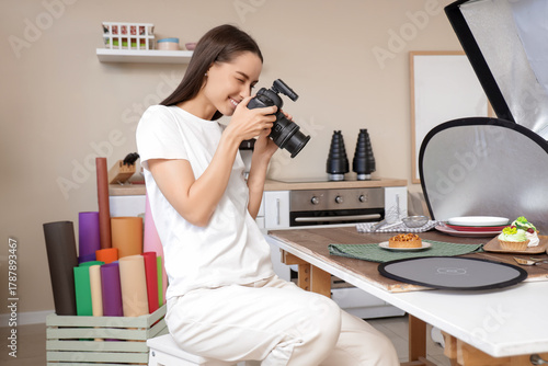 Young female food photograp...