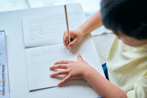 Konstfotografi 家で漢字の練習をする小学生の男の子