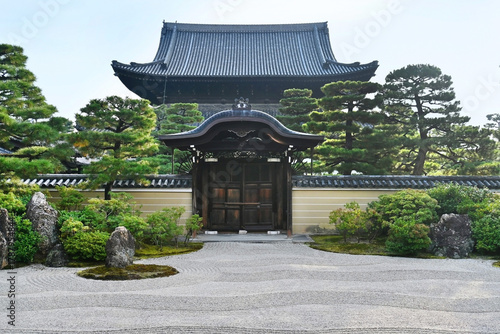 京都市東山区建仁寺 方丈前庭の大雄苑と法堂