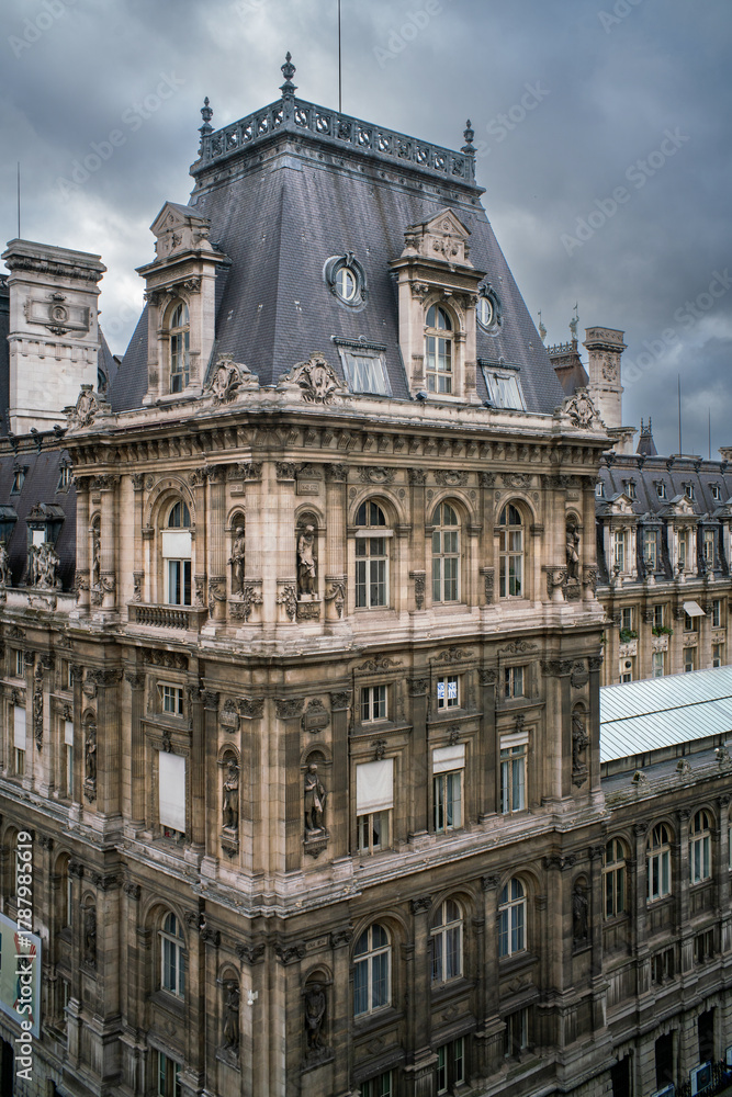 Obraz premium vue d'un ciel nuageux sur le tit de la mairie de Paris en France