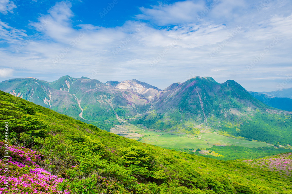 Fototapeta premium 大船山登山道から望む三俣山・中岳