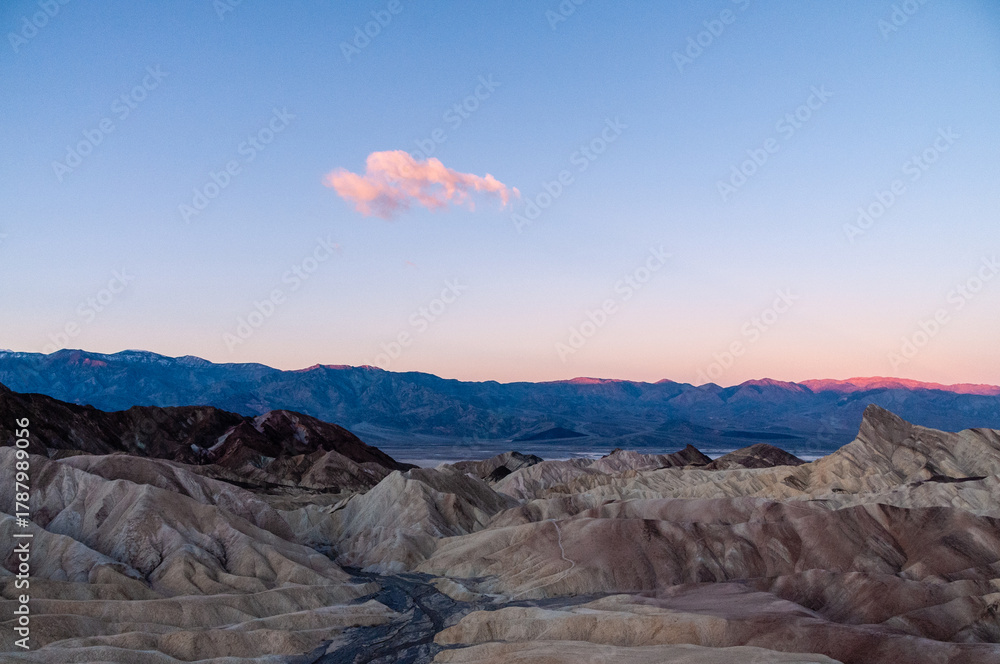 Fototapeta premium An early morning sunrise at Zabriskie Point, Death Valley, in late December.