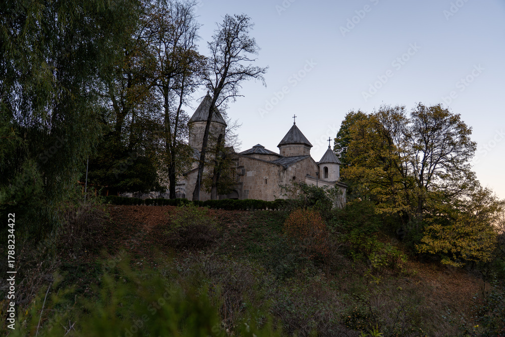 Obraz premium Serene View of Haghartsin Monastery in a Tree-Covered Landscape