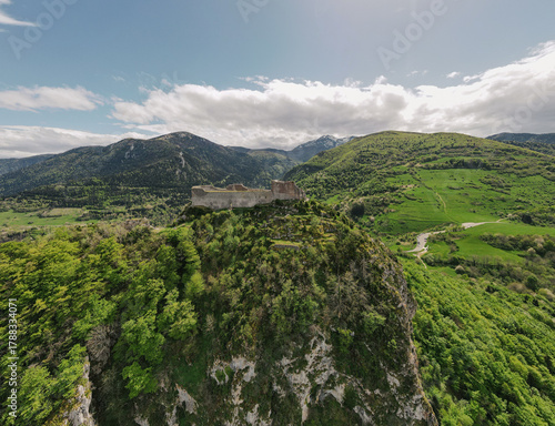 paysage médiéval au pied des montagnes