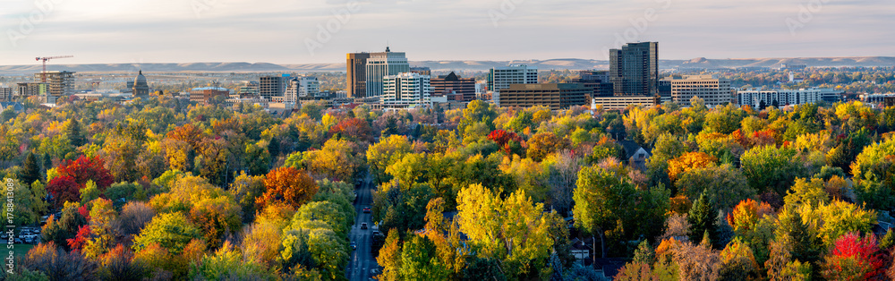 Obraz premium Skyline of Bosie Idaho in the fall