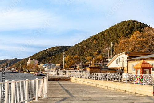 Quadro su tela Autumn Promenade along Lake Baikal and surrounding mountains by Listvyanka Villa