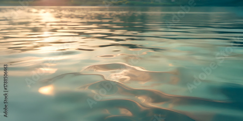 Luz do nascer do sol refletida nas águas calmas de um lago cristalino natural