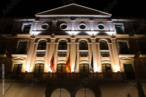 Fotografija hall (juan bravo theater) in segovia in spain