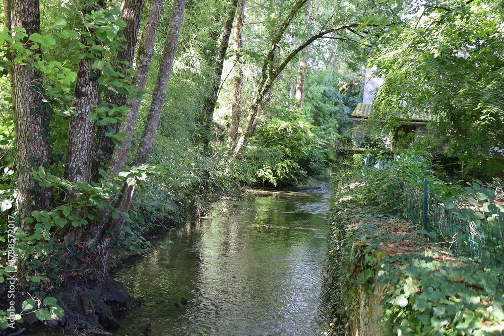Obraz premium La rivière l'Argentor, village de Nanteuil en Vallée, département de la Charente, France
