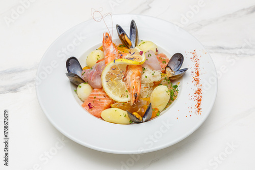 Choucroute de la mer avec saumon, moules, langoustines, pommes de terre et chou, spécialité normande, France