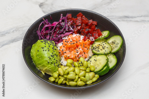 Poké bol au saumon, plat de bistro français, repas sain et coloré