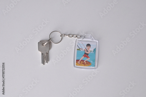 chaves com chaveiro com foto de homem de férias 