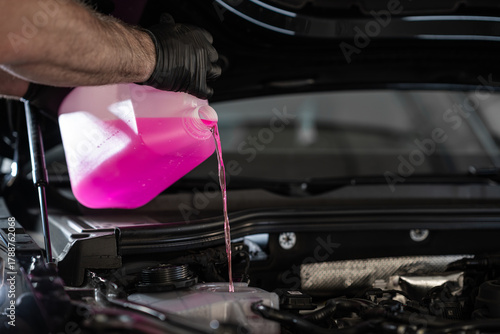 Εκτύπωση καμβά car coolant - topping up, adding to the minimum level