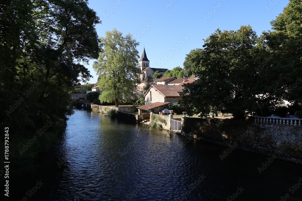 Fototapeta premium Le fleuve la Charente, village de Verteuil sur Charente, département de la Charente, France