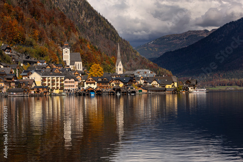 Hallstatt mit Hallstatter See, Blick von Süden, Oberösterreich, Salzkammergut, Österreich. 29.10.2025 