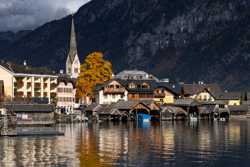 Hallstatt mit Hallstatter See, Blick von Süden, Oberösterreich, Salzkammergut, Österreich. 29.10.2025 