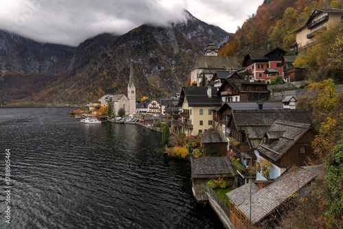 Hallstatt mit Hallstätter See, Blick von Norden, Oberösterreich, Salzkammergut, Österreich. 29.10.2025 