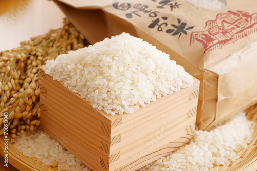 日本の主食・米と稲穂、秋の収穫イメージ