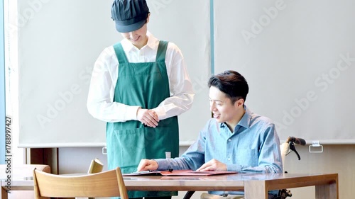 カフェスタッフが車椅子のお客様を案内しているシーン