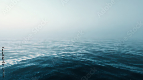 濃霧の中の海原の風景