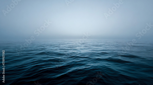 濃霧の中の海原の風景