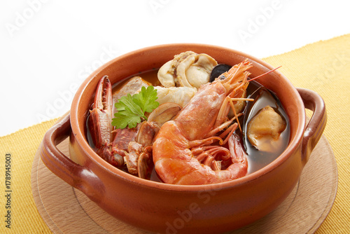 ブイヤベース_南フランス、マルセイユ発祥の伝統的な魚介類の煮込み料理