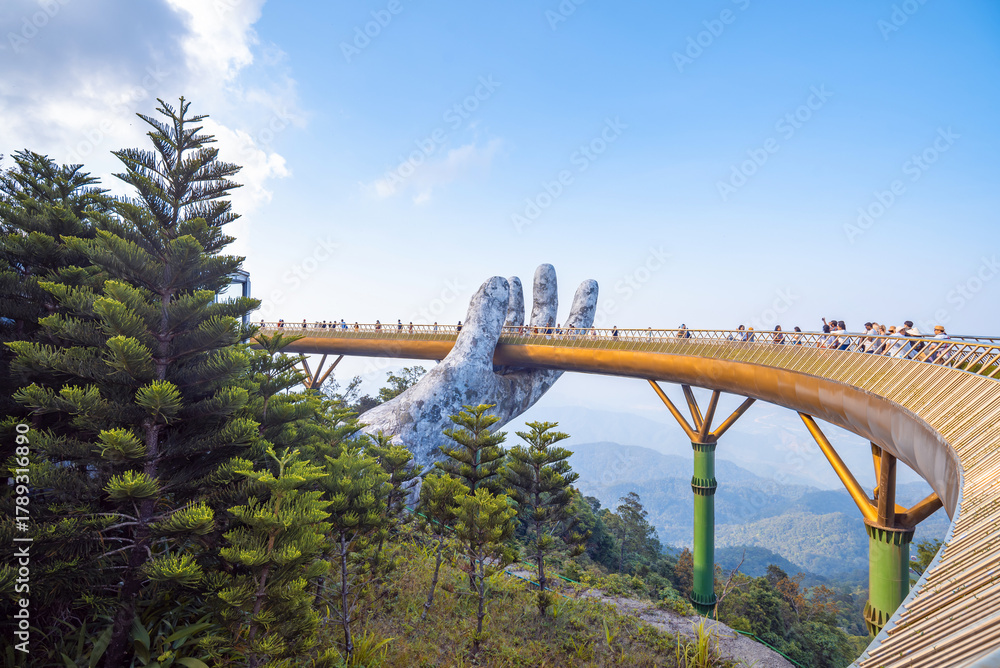 Fototapeta premium Cable car in the fog.Beautiful nature trail (da nang,vietnam)