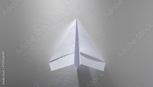 白い紙飛行機と光の陰影　シンプルな挑戦と希望の象徴　generative ai