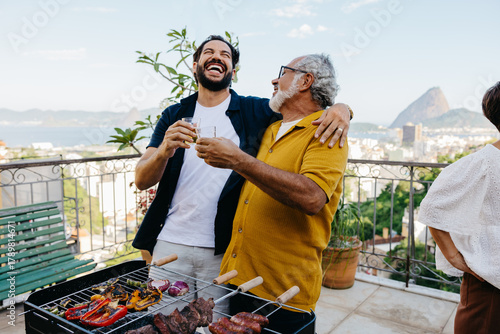 Foto Latin American family enjoying a Brazilian barbecue with scenic city view