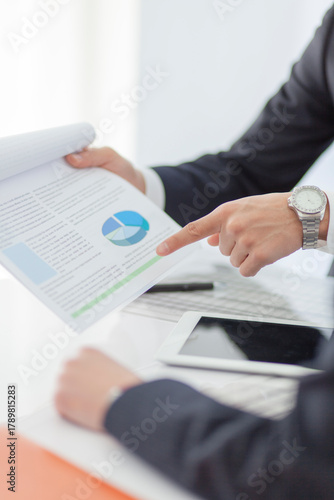 資料を見せて打ち合わせをするビジネスマンとビジネスウーマン 