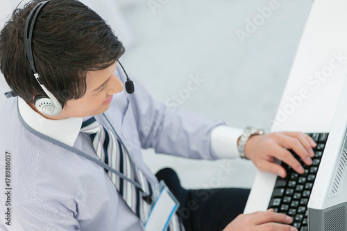 インカムをつけたビジネスマン