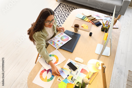 Female interior designer wo...