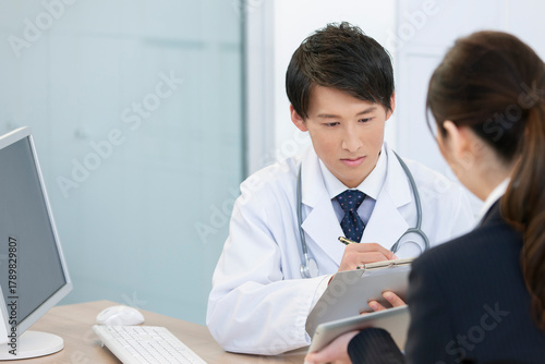 打ち合わせをする医師とビジネスウーマン 
